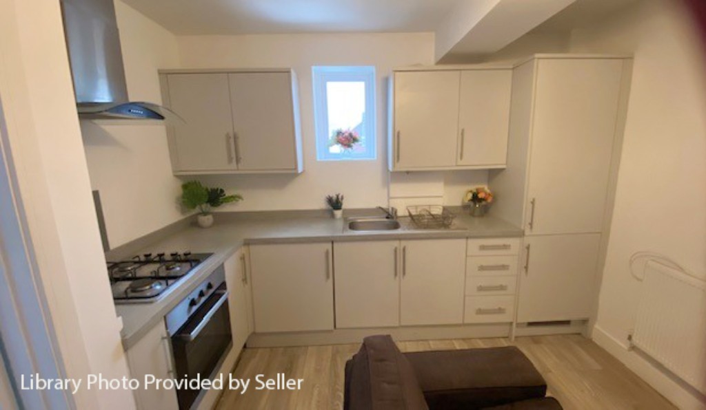 Lot: 92 - FLAT FOR INVESTMENT - Library photo provided by the seller - Kitchen and dining room prior to the tenant moving in